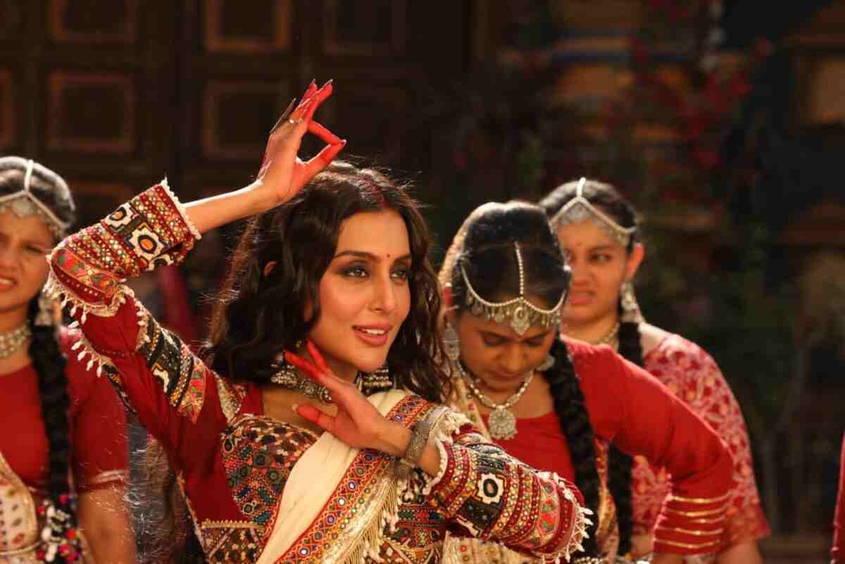 Sanskruti Jayana brings Satyabhama alive in dazzling Garba track Krishna Govinda in Krishnavataram