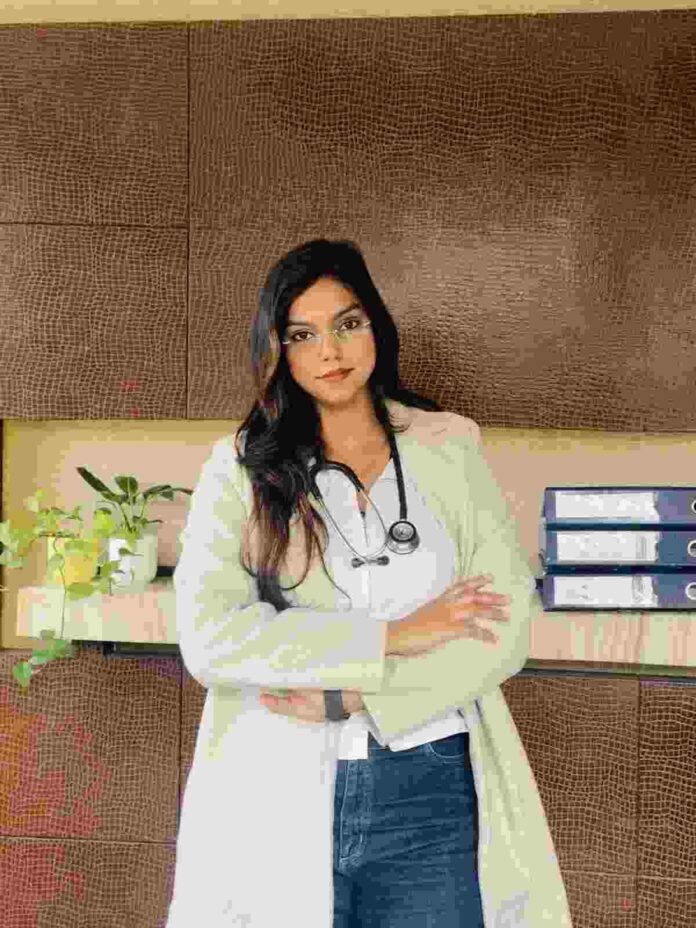 Ayurveda monsoon tips, boost immunity naturally, Dr. Avantika Soni Cura, Ayurvedic herbs Giloy Tulsi Amla, monsoon health tips, digestion in monsoon, seasonal fever prevention, natural wellness juices